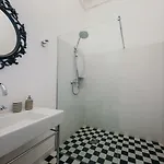 Oomph Elegant Apartman *
