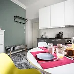 Oomph Elegant Apartman *