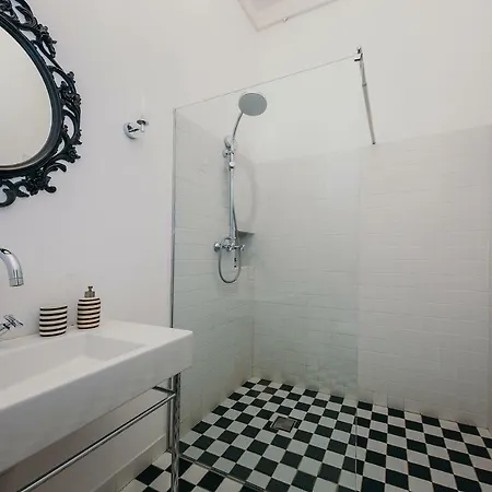 Oomph Elegant דירה *