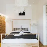 Oomph Elegant شقة *